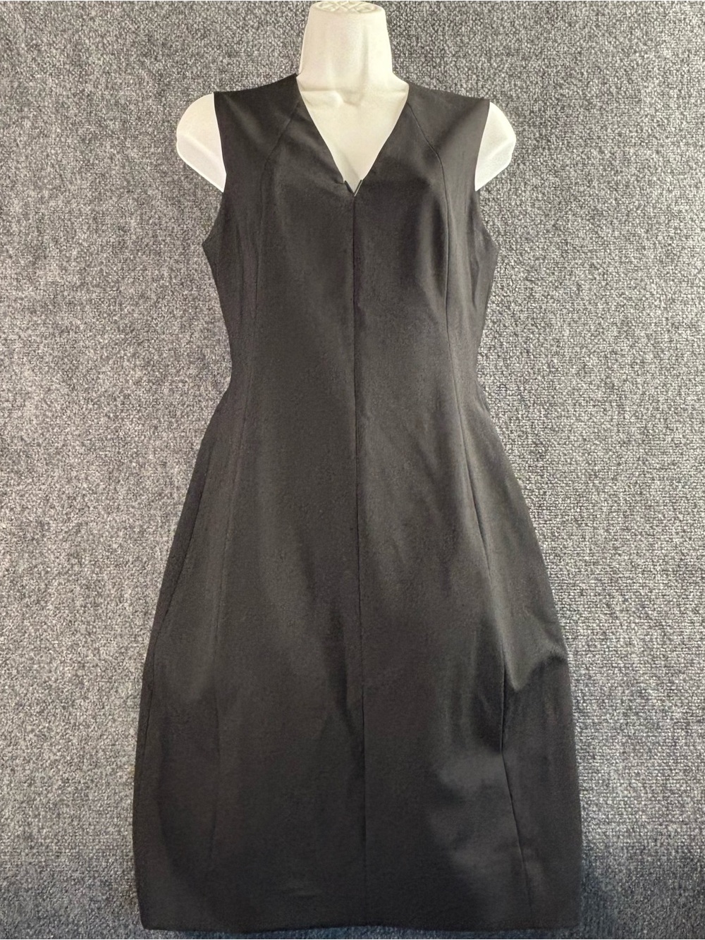 Ellie Tahari Classic Black V-Neck Sleeveless Sheath Dress